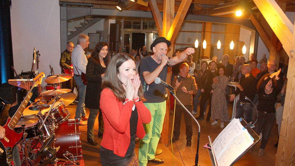 Ruth Shaw (vorne) und Zebu Hildebrandt begeisterten ihr Publikum am Freitagabend im Friesoyther Kulturzentrum Alte Wassermühle. Fotos: Passmann