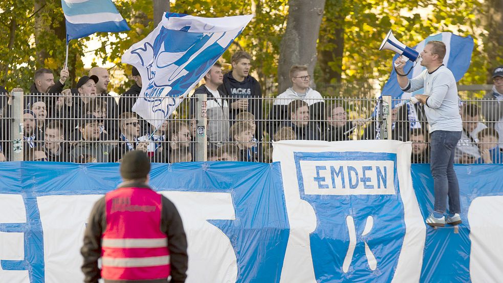 Rund 150 Fans im Emder Fanblock unterstützten ihre Mannschaft lautstark. Kickers-Fanbeauftragter Philipp Hardtke, der vertretungsweise den Vorsänger machte, stimmte zahlreiche Lieder an. Fotos: Doden, Emden