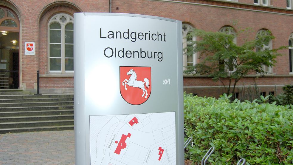 An diesem Montag, 7. November, muss sich der Mörder der kleinen Lena erneut vor dem Landgericht verantworten. Der Fall wird in Oldenburg verhandelt. Im Juni 2020 soll der Mann laut Anklage eine Patientin auf dem Außengelände einer psychiatrischen Einrichtung in Bad Zwischenahn vergewaltigt haben. Zwei Monate zuvor soll er ebenfalls dort eine Mitpatientin sexuell genötigt haben. Warum sich der verurteilte Mörder auf dem Klinikgelände frei bewegen durfte, ist unklar. Foto: Fertig