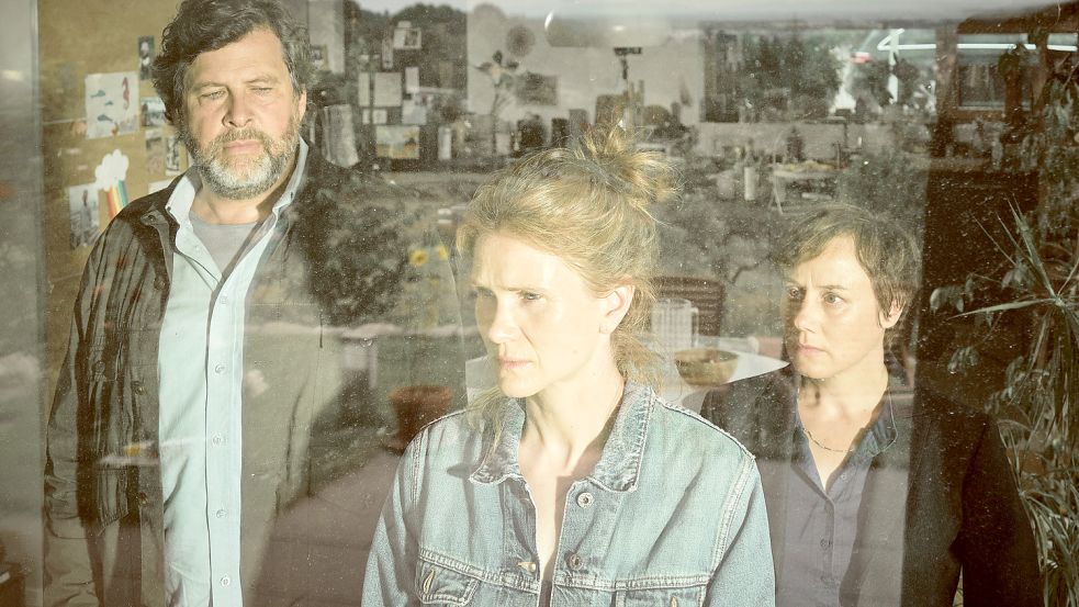 Sonderbare Frau: Sandra Vogt (Lisa Hagmeister, Mitte) und ihr Verhalten geben Franziska Tobler (Eva Löbau) und Friedemann Berg (Hans-Jochen Wagner) Rätsel auf. Foto: SWR/Benoît Linder