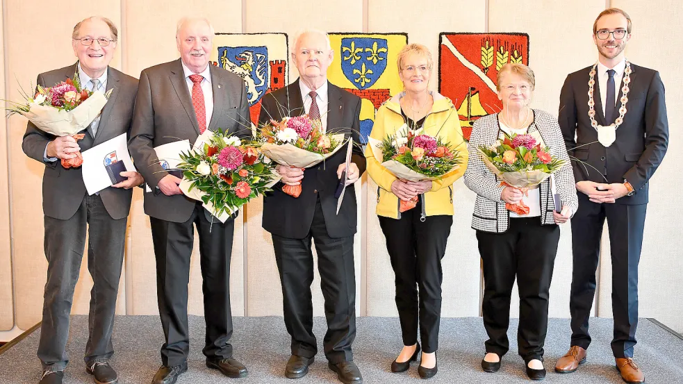 Bürgermeister Hendrik Schulz (von rechts) zeichnete Rita Badewien, Marina Bohlen, Ewald Hinrichs, Jakob Janshen und Jann de Buhr aus. Foto: Stromann