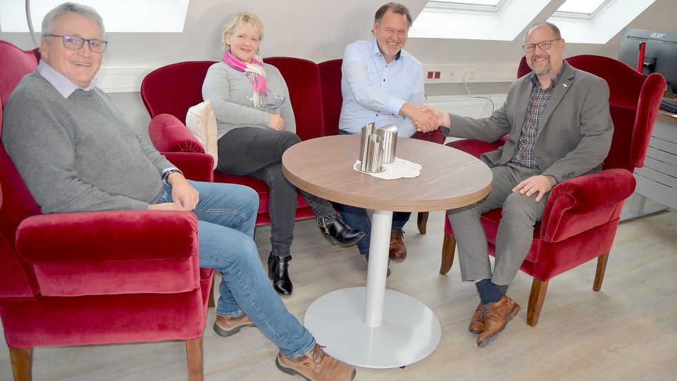 Mit einem Handschlag auf dem roten Sofa im Saterländer Bürgermeisterbüro besiegelt Jens Riemann (3. von links) als neuer Betreiber der Paddel- und Pedalstation Strücklingen die künftige Zusammenarbeit mit der Gemeinde Saterland, vertreten durch deren Verwaltungschef Thomas Otto (rechts). Darüber freuen sich auch Kurt Radtke (links), Geschäftsführer der Touristik GmbH Südliches Ostfriesland, unter deren Regie die 18 P&P-Stationen laufen, sowie Riemanns Ehefrau Michaela, die ihren Mann bei der neuen Aufgabe unterstützt. Foto: Fertig
