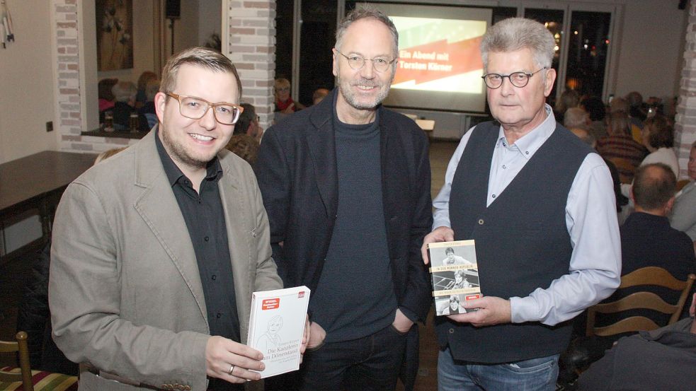 Im Dialog: Barßels Bürgermeister Nils Anhuth (links) und der Vorsitzende des Bürger- und Heimatvereins Barßel, Otto Elsen (rechts), unterhielten sich mit Autor und Filmemacher Torsten Körner über seine Kind- und Jugendzeit in Barßel und sein Künstlerleben. Fotos: Passmann