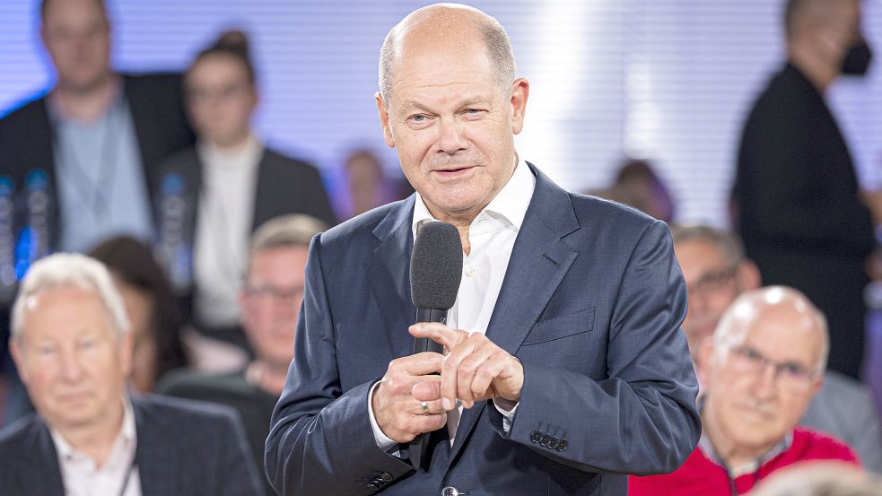Olaf Scholz sorgt mit einer Lach-Szene beim Kanzlergespräch in Gifhorn für Wirbel. Foto: dpa/Moritz Frankenberg