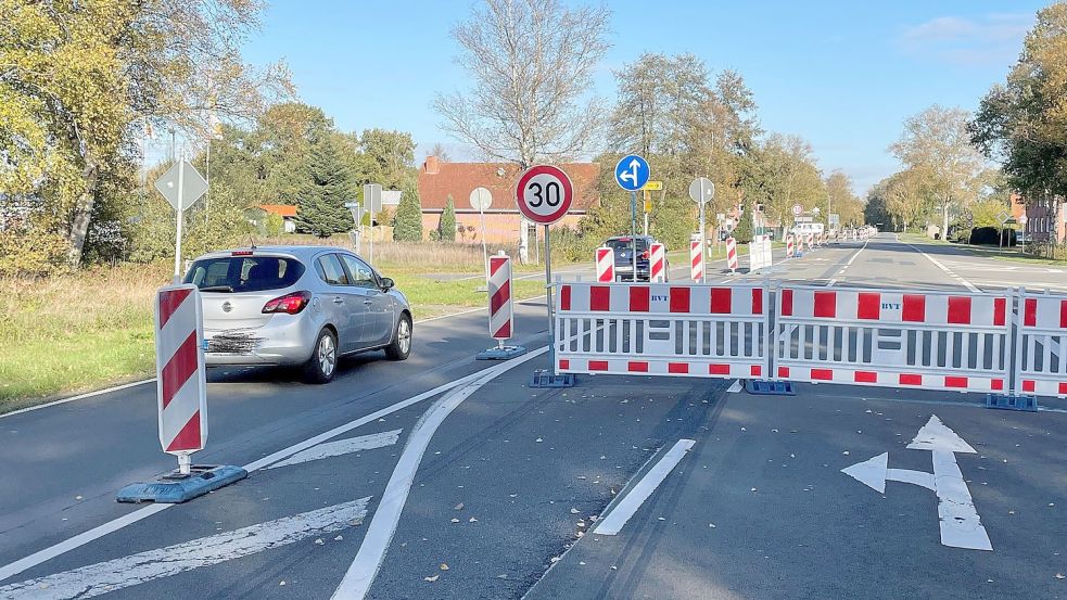 Von Papenburg aus kommend kann die Bundesstraße 70, die aktuell saniert wird, befahren werden. Die Verkehrsführung ist einspurig als Einbahnstraßenregelung. Foto: David Ammermann