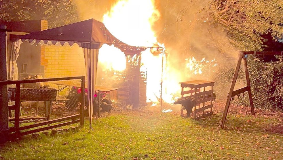 Die Gartenlaube in der Martin-Faber-Straße wurde bei dem Feuer zerstört. Foto: Feuerwehr