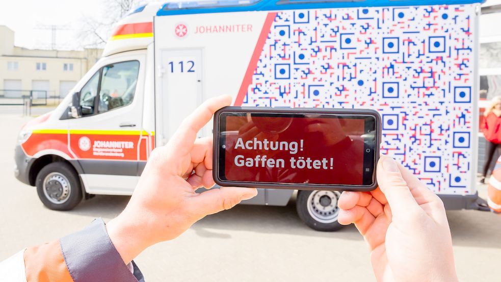 Einige Rettungswagen haben ein "Anti-Gaffer-Design": Es ist ein QR-Code auf dem Rettungswagen zu sehen, der eine Botschaft enthält. Diese soll auf Smartphones von Schaulustigen erscheinen, wenn sie Unfall-Einsätze der Johanniter fotografieren wollen. Die Johanniter-Unfall-Hilfe hatte den ersten in diesem Frühjahr in Brandenburg in Betrieb genommen. Foto: Soeder/dpa