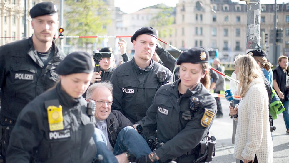 Gehört mittlerweile fast schon zum Alltag der Polizisten: Das Entfernen der radikalen Klimaaktivisten von Straßen. Foto: imago images/aal.photo