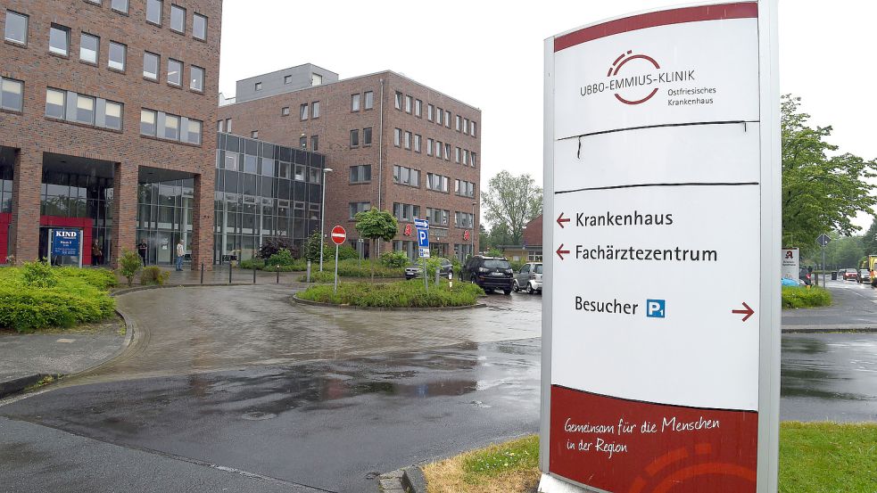 „Ubbo-Emmius-Klinik, Ostfriesisches Krankenhaus“ steht unter anderem auf einem Schild vor der Einfahrt der Klinik Aurich. Foto: dpa/Jaspersen