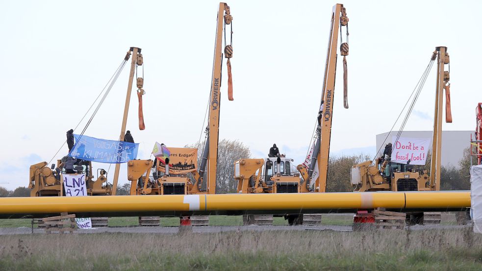 „Sauberes Erdgas ist eine dreckige Lüge“ - mit diesem und anderen Protestbotschaften wollen die Aktivisten auf die ihrer Meinung nach falsche Politik der Bundesregierung aufmerksam machen. Foto: Florian Sprenger