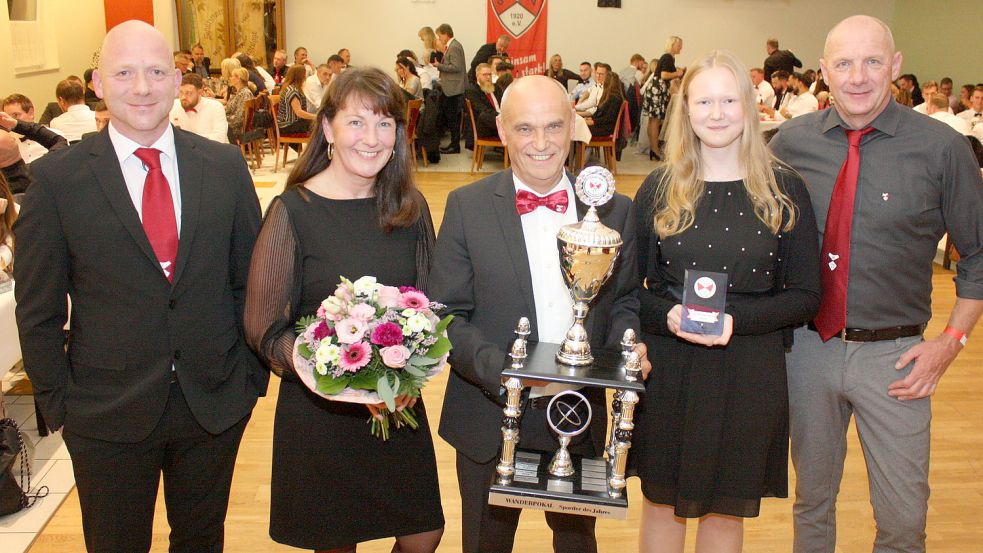 Die Ehrung des „Sportler des Jahres“ beim SV Harkebrügge (von links): Torsten Thomann, Petra Villwock, Uwe Villwock, Mechthild Lammers und Hubert Ideler. Foto: Passmann