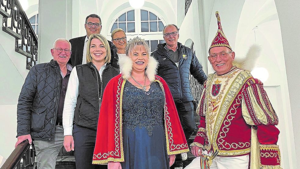 Auf den Rathaussturm freuen sich (von links) Charly Röttgers, Markus Wucherpfennig, Vanessa Gattung, Ulrike Wucherpfennig, das Prinzenpaar Cathrin I. (Hillebrand) und Frank II. (Mollenhauer) sowie Udo Tesch (Zweiter von rechts). Foto: PCV