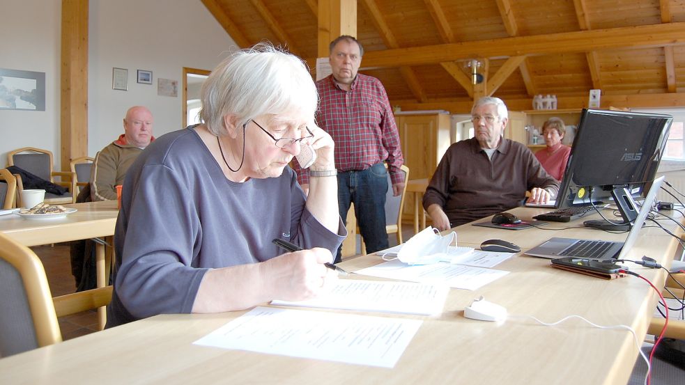 Da waren noch alle am Start: 2021 bezog der Seniorenbeirat (von links Hubert Fennen, Eva Maria Kutschki, Wilfried Witt, Hartmut Kutschki und Annegrete Pauels) im Fehnhaus Posten und vermittelte Senioren Corona-Impftermine. Archivfoto: Janßen