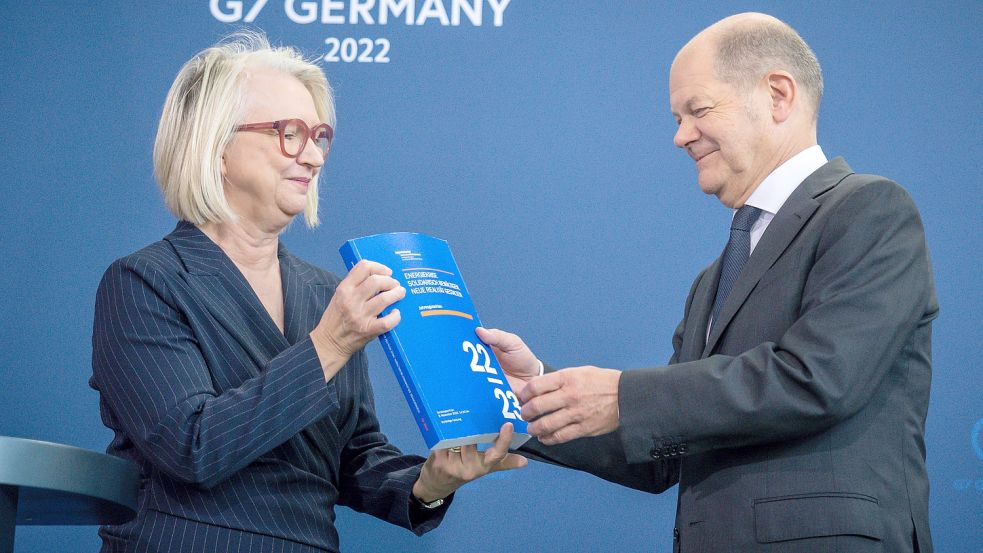 Monika Schnitzer, Vorsitzende des Sachverständigenrates, übergibt das Jahresgutachten 2022/2023 an Bundeskanzler Olaf Scholz (SPD). Foto: Kappeler/DPA