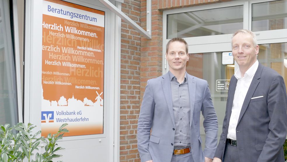 Stellten die digitale Veranstaltung „Banking im Wandel“ für kleine und mittlere Unternehmen vor (von links): Prokurist Thomas Groeneveld und Uwe Brechtezende, Vorstand der Volksbank Westrhauderfehn. Foto: Wieking