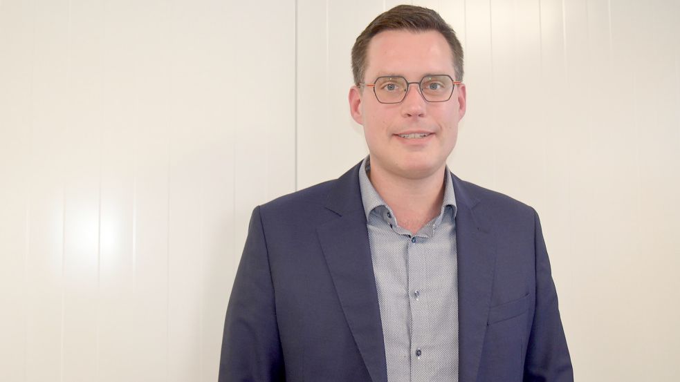 Vor Herausforderungen sieht Barßels Ordnungsamtsleiter Dennis Lüthje sich und sein Team wegen der vielen Flüchtlinge gestellt, die der Gemeinde bis Ende März 2023 als Kontingent zugewiesen worden sind. 150 geflüchtete Menschen leben aktuell im Gemeindegebiet. In den kommenden Monaten sollen 167 weitere hinzukommen. Foto: Fertig