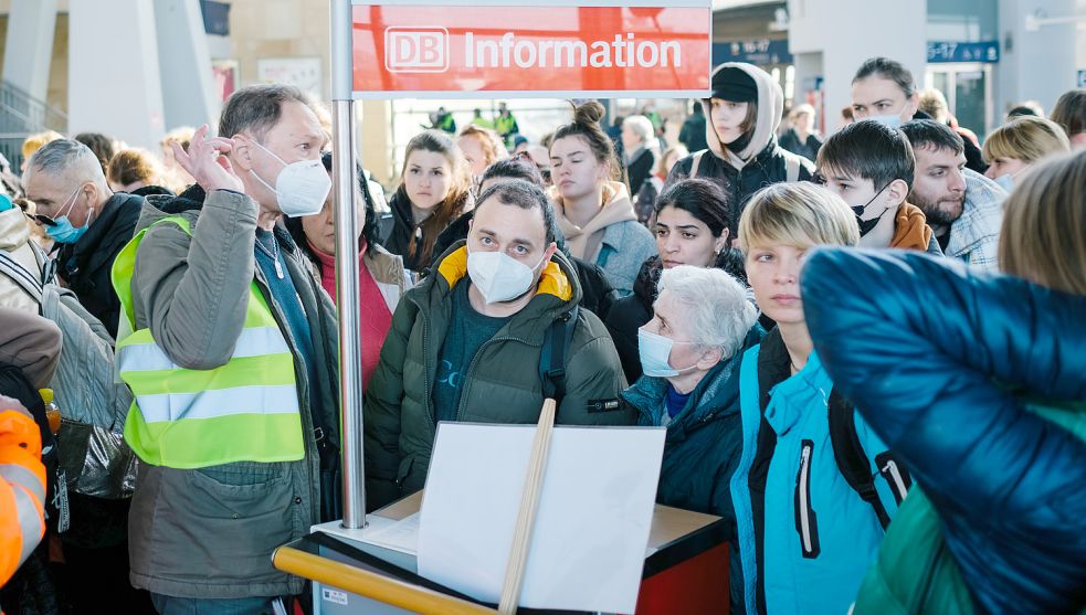 Flüchtlinge aus der Ukraine stehen nach ihrer Ankunft in Deutschland am Messebahnhof von Hannover an einem Informationsschalter. Die steigende Zahl der Geflüchteten aus der Ukraine stellt kommunale Verwaltungen vor Herausforderungen - auch im Nordkreis Cloppenburg. Foto: Spata/DPA