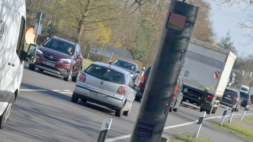 Die Blitzersäule an der Leerer Landstraße in Aurich überwacht neuerdings die Geschwindigkeit in beide Richtungen. Foto: Ortgies