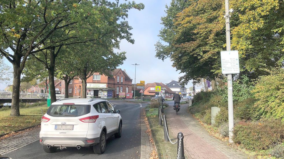 In einem Kreisverkehr wie diesem hier am Rhauderfehner Untenende haben Radfahrer und Autofahrer bei der Benutzung grundsätzlich die gleichen Rechte und Pflichten. Foto: Kruse