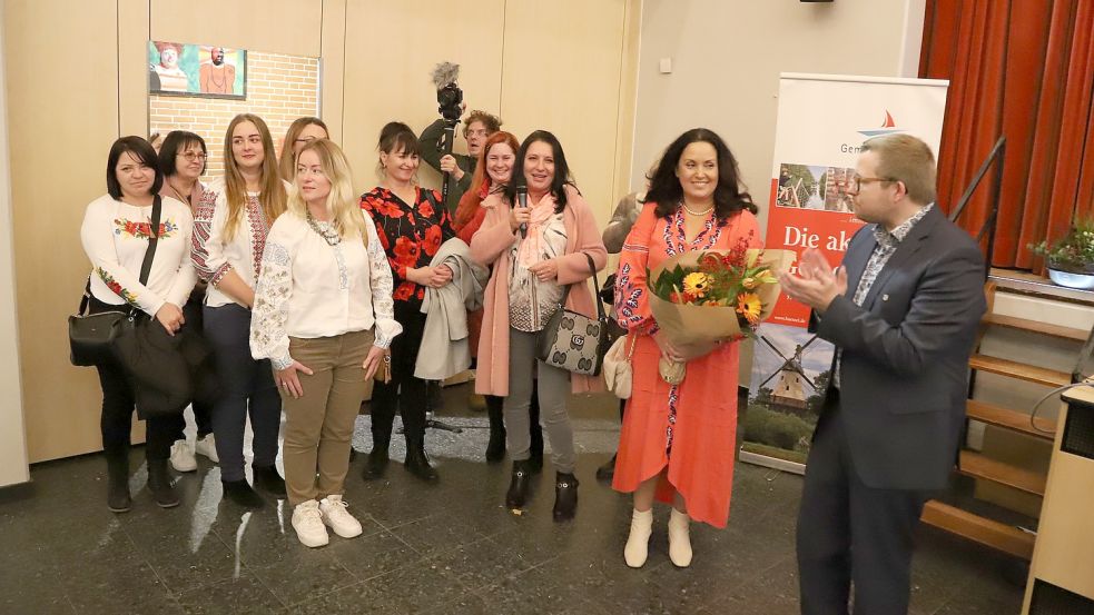 Flüchtlinge aus der Ukraine überraschten Bürgermeister Nils Anhuth (rechts) und dankten mit einem bunten Blumenstrauß für die Hilfsbereitschaft. Foto: Passmann