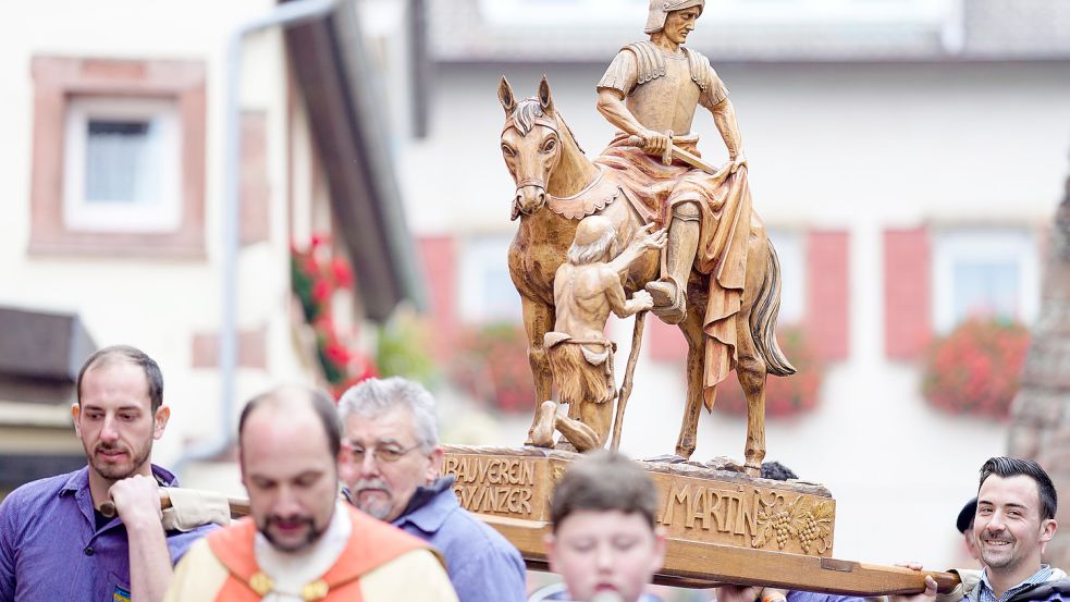 Zum Martinstag finden in katholischen Gemeinden häufig Prozessionen statt. Foto: dpa/Uwe Anspach