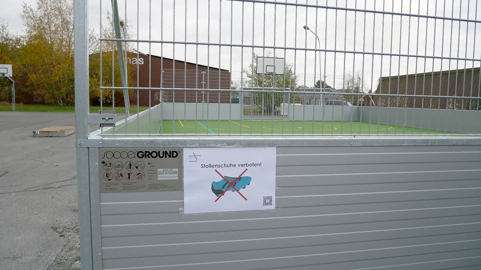 Ein Hinweisschild musste am Soccerfeld angebracht werden: Der Kunstrasen darf nicht mit Stollenschuhen betreten werden. Foto: Kruse