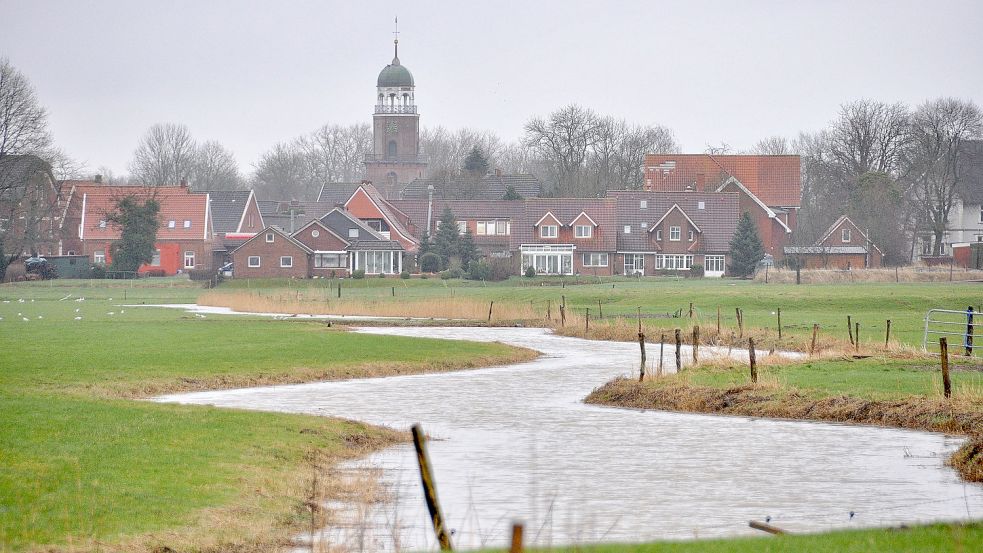 Nach Starkregenfällen können viele Gräben und Sieltiefs die Wassermassen gar nicht aufnehmen und treten über die Ufer. Foto: Wolters/Archiv