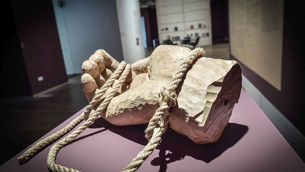 Eine Hand-Skulptur.
