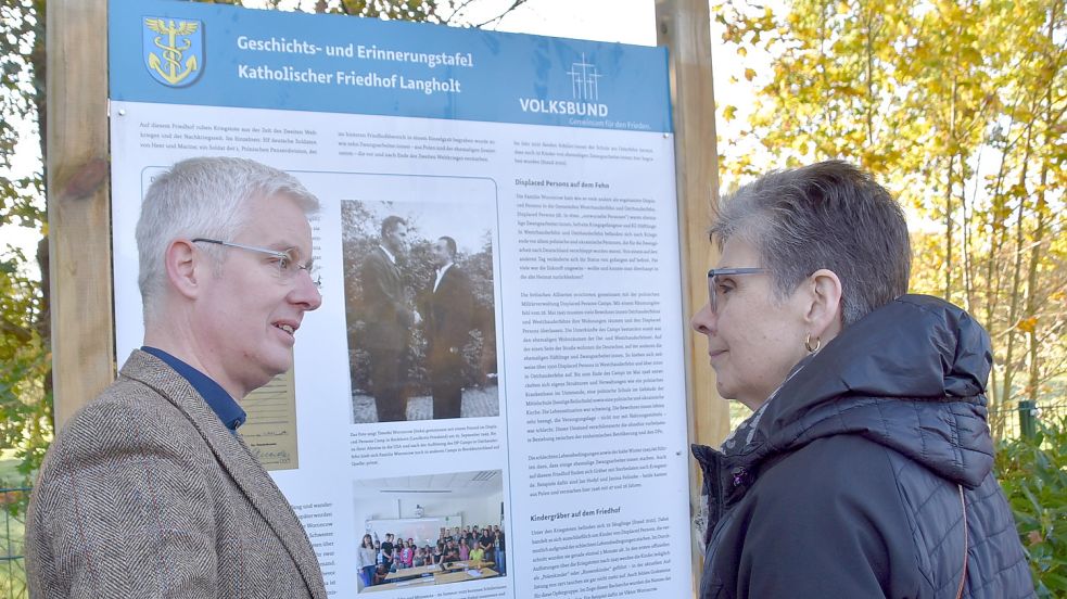 Landrat Matthias Groote im Gespräch mit Dr. Halina Woroncow aus Amerika vor der zuvor enthüllten Gedenktafel. Fotos: Ammermann