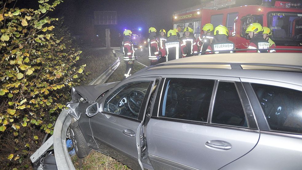 Der Wagen mit Cloppenburger Kennzeichen krachte in die Leitplanke. Die Insassen flüchteten zunächst. Foto: Wolters