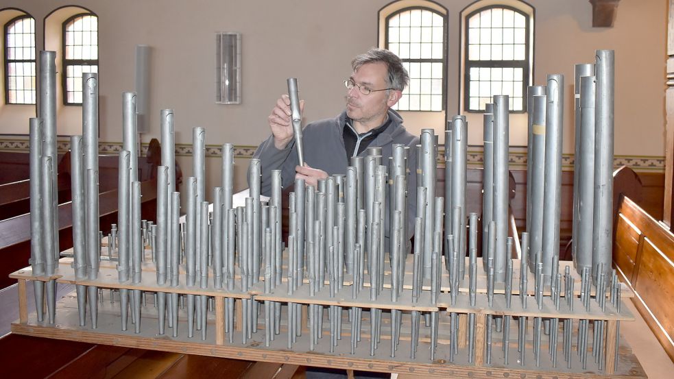 Der Orgel- und Harmonienbauer Mirko Di Giglio zeigt die Pfeifen, die erneuert werden sollen. Fotos: Zein