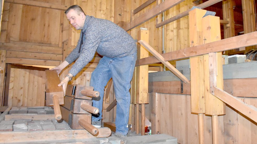 Mitarbeiter Klaus Wollert beim Ausbau der Orgel aus der Ostrhauderfehner Petruskirche.