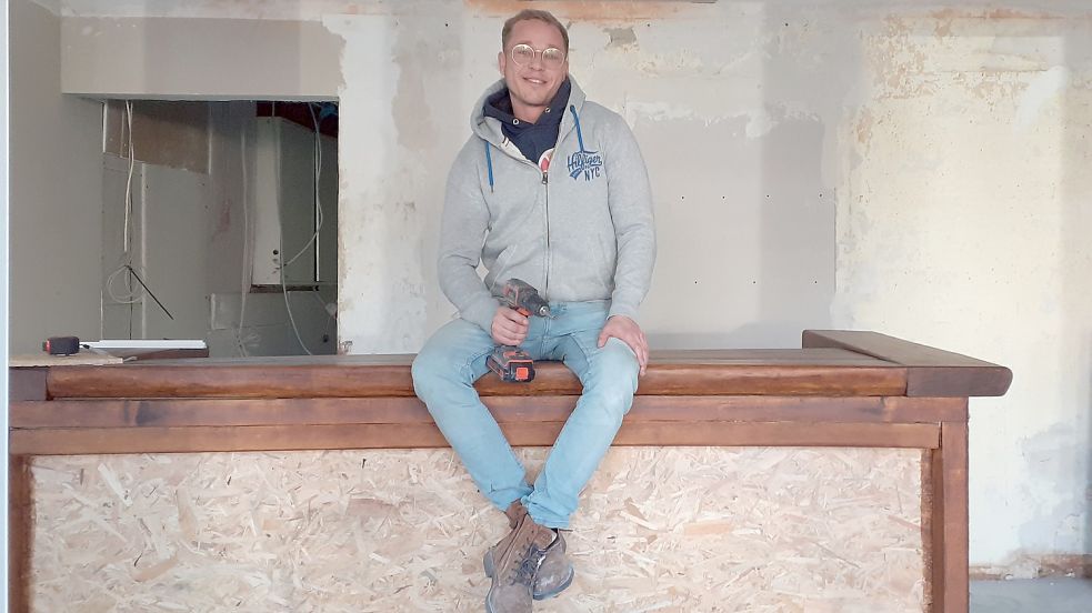 Für die Realisierung der „Alex Hair Lounge“ investiert Alexander Fortwengel viel Zeit, Geld und Muskelkraft in die Renovierung und Umbauten der ehemaligen Bäckerei Garrels. Fotos: Scherzer