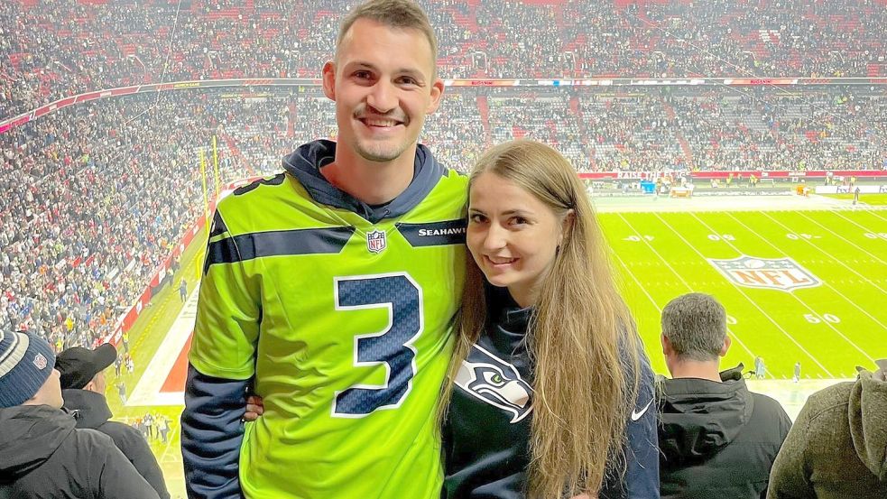 Fußball-Torjäger Pascal Menken (links) schaute das Spiel mit seiner Freundin Lena Dahlems. Auch wenn seine Seahawks das Spiel verloren, genoss er den Nachmittag.