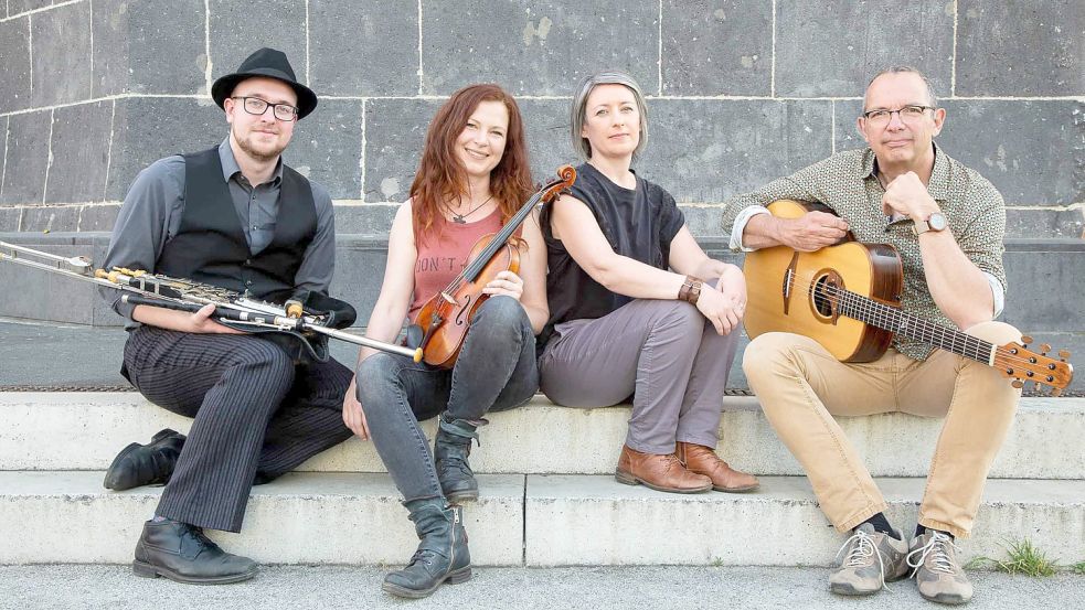 Die Band Cara besteht aus: (von links) Simon Pfisterer (Uilleann Pipes, Flute, Whistles), Gudrun Walther (Gesang, Fiddle, Knopfakkordeon), Kim Edgar (Gesang, Piano) und Jürgen Treyz (Gitarre, Dobro, Gesang). Foto: privat