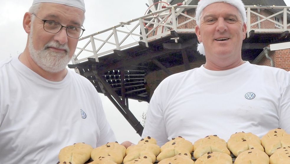 Die Mühlenbäcker des Möhlenkrings Idafehn, Manfred Hoek (links) und Stephan Czesnik, freuen sich auf viele Besucher beim Stutenkeerlmarkt. Foto: privat