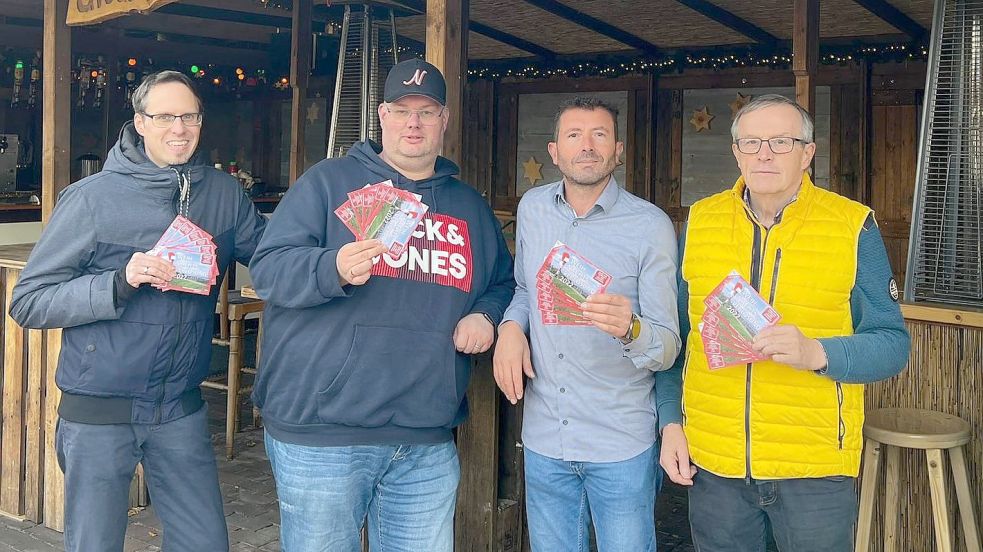 Beim Handels- und Gewerbeverein Barßel startet die Weihnachtsverlosung. Der Vorstand verteilt die Gewinnkarten (von links): Erric Janssen, Michael Niemeyer, Arben (Benny) Haxhijaj und Franz Bahlmann. Foto: Passmann