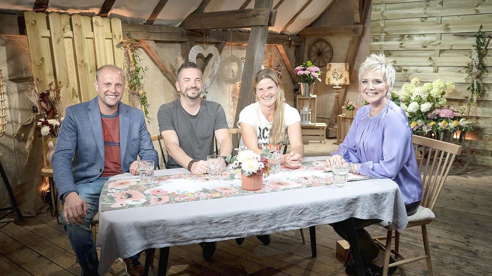 Wer ist noch zusammen bei „Bauer sucht Frau 2022“: Inka Bause (r.) mit Loretta (32) und Sascha (37) nach deren gemeinsamer Hofwoche sowie mit Michael (37, l.). Foto: RTL/Andreas Friese