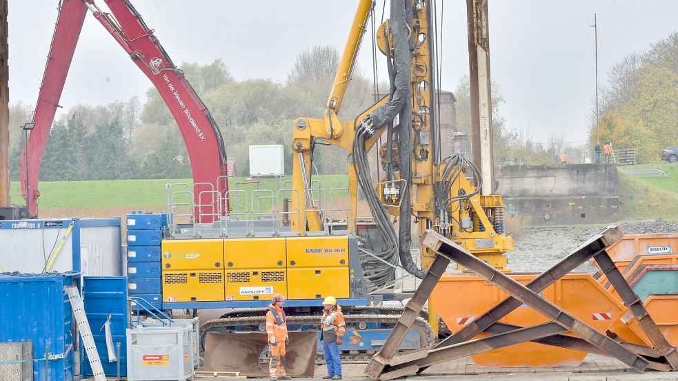 Aktuell liegt ein Ponton in der Ems. Von der Plattform aus laufen die Vorgereitung für den Bau einer Baugrube. Darin wird der spezielle Sockel für die Dreh- und Hubbrücke gebaut. Foto: Ortgies