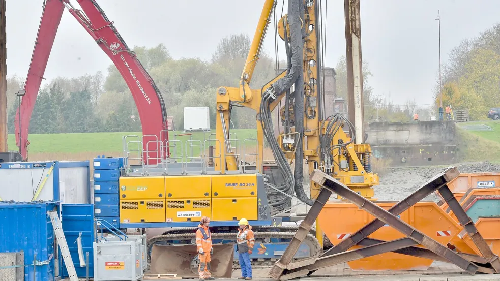 Aktuell liegt ein Ponton in der Ems. Von der Plattform aus laufen die Vorgereitung für den Bau einer Baugrube. Darin wird der spezielle Sockel für die Dreh- und Hubbrücke gebaut. Foto: Ortgies