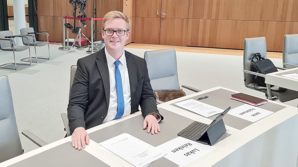 Ein Blatt Papier als Namensschild muss am 1. Plenartag genügen. Als Neuling hat Reinken einen Platz in der letzten Reihe. Foto: Pohlmann