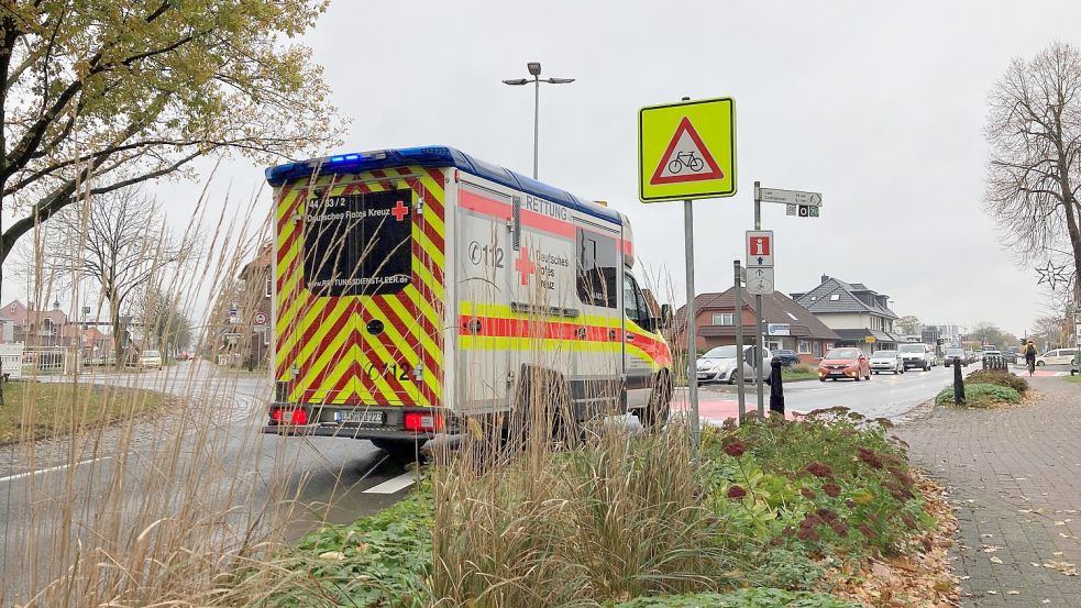 Ein Rettungswagen fährt in die Rhauderwieke in Rhauderfehn. Schilder warnen vor kreuzenden Radfahrern. Jacqueline Rabe hatte trotzdem am Mittwoch einen Unfall. Foto: Wehry