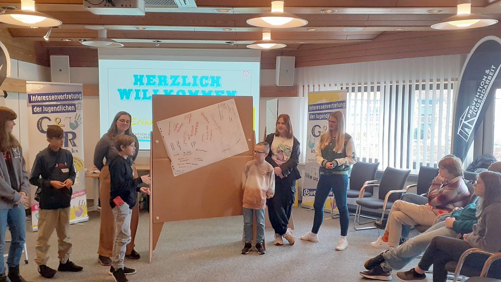 Im Rahmen der Ideenwerkstatt vom Gemeindejugendring entwickelten Kinder und Jugendliche ihre Wünsche für Rhauderfehn. Foto: Scherzer