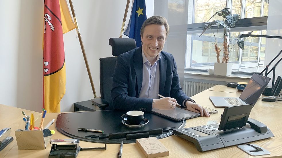 Setzt auf ein weitgehend papierloses Büro: Sebastian Lechner. Der 41-Jährige ist neuer Chef der CDU-Fraktion im niedersächsischen Landtag und dürfte auch neuer Vorsitzender der CDU Niedersachsen werden. Foto: Lars Laue