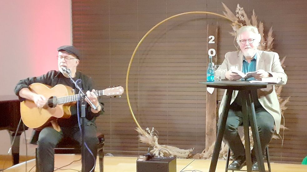 Gitarrist Ian Melrose begleitete Krimi-Autor Peter Gerdes auf einer Krimilesung im Fehntjer Forum. Bild: Scherzer