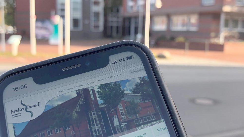 Noch werden die Sitzungen des Saterländer Rates, der im Rathaus in Ramsloh tagt, nicht im Internet übertragen. Der Bürgermeister ist allerdings offen dafür, diese Praxis einzuführen. Foto: Kruse