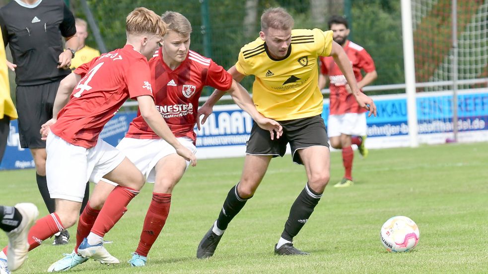 Das Hinspiel zwischen TuRa (rote Trikots) und Jheringsfehn (Gelb) endete 3:2. Foto: Damm