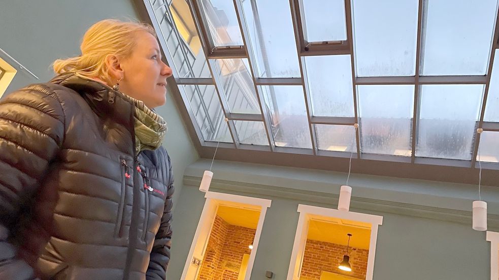 Silke Plaisir unter dem Glasdach, für die die Tragfähigkeit bei Scheeanhäufung nicht berechnet wurde. Versäumt hat das laut Plaisir der Landkreis, der das Dach hatte bauen lassen. Foto: Janßen