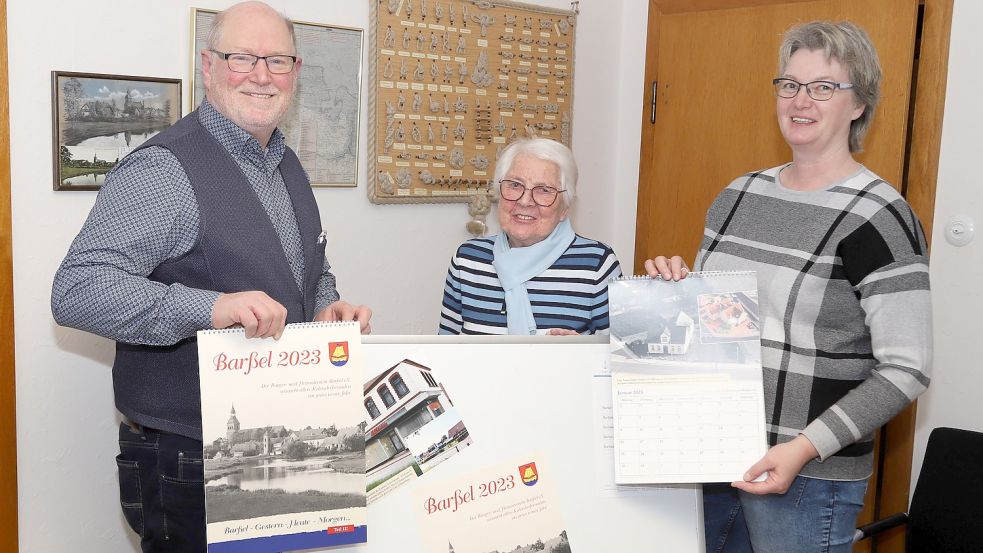 Der neue Kalender 2023 des Bürger- und Heimatvereins Barßel stellten (von links) Georg Hoffbuhr, Agnes Gohle und Brigitte Hanneken im Heimathaus „Lütje Huus“ vor Bild:CPassmann