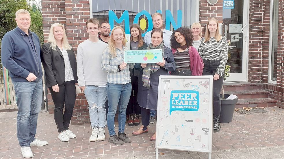 Stellten sich nach der Auszeichnung zum Gruppenfoto auf (von links): Der CDU-Landtagsabgeordnete Ulf Thiele, Tina Bents (UWG Ostrhauderfehn), Tonie Wagner (Future-Peers), Sophie Eickhorst (1. Vorsitzende PLI), Melanie Walter vom Niedersächsischen Kultusministerium, Julia Pimenta (FÖJ), Katja Peper (2. Beisitzerin PLI), Chuck Niessit (Kassenwart PLI), Sonja Martyshchuk (ESK), Malte Frederichs (2. Vorsitzender PLI) und Bettina Peper (Verwaltung/Organisation PLI). Foto: Scherzer